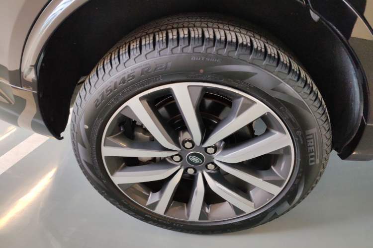 Used Land Rover Discovery 2024 360 PS Dynamic SE Right Rear Wheel Hub