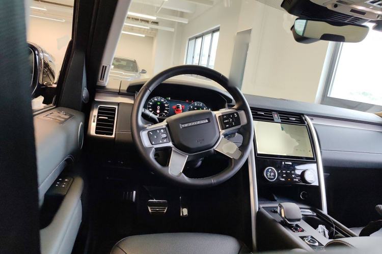 Used Land Rover Discovery 2024 360 PS Dynamic SE Steering Wheel