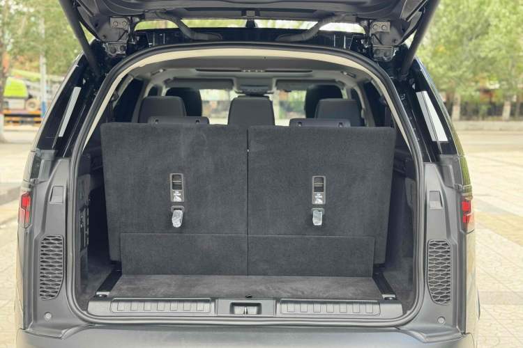 Used Land Rover Discovery 2024 360 PS S Trunk