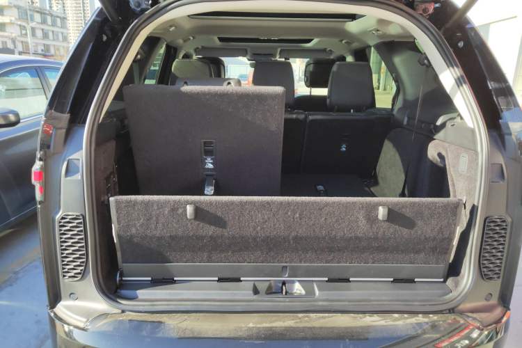 Used Land Rover Discovery 2024 360 PS Dynamic SE Trunk