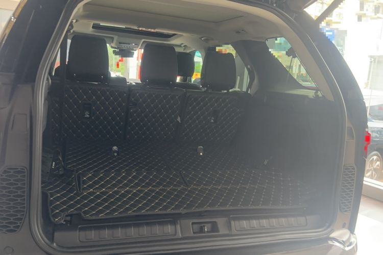 Used Land Rover Discovery 2024 360 PS S Trunk