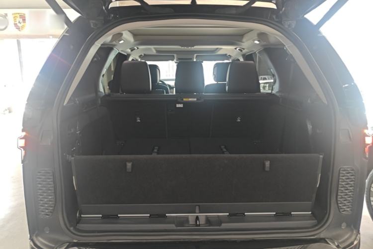 Used Land Rover Discovery 2024 360 PS Dynamic SE Trunk