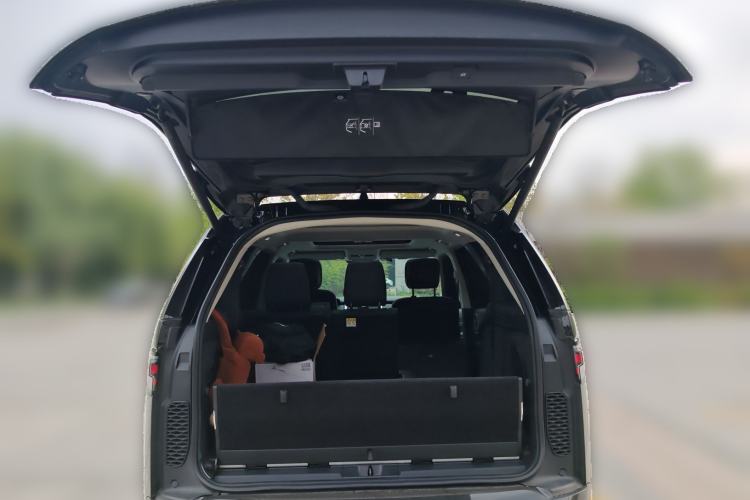 Used Land Rover Discovery 2024 360 PS Dynamic SE Trunk