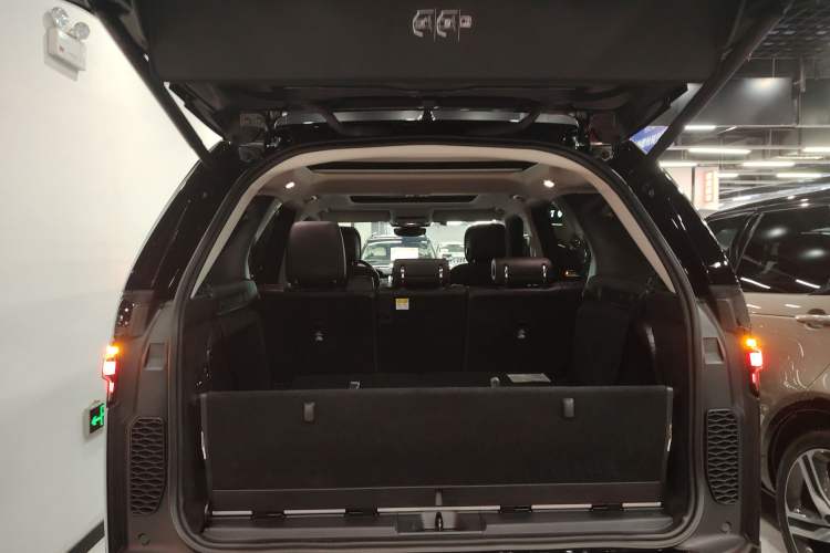 Used Land Rover Discovery 2024 360 PS Dynamic SE Trunk