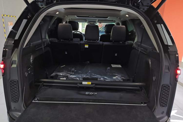 Used Land Rover Discovery 2024 360 PS Dynamic SE Trunk