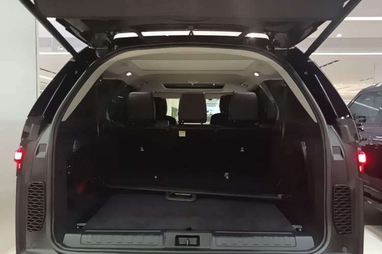 Used Land Rover Discovery 2024 360 PS S Trunk