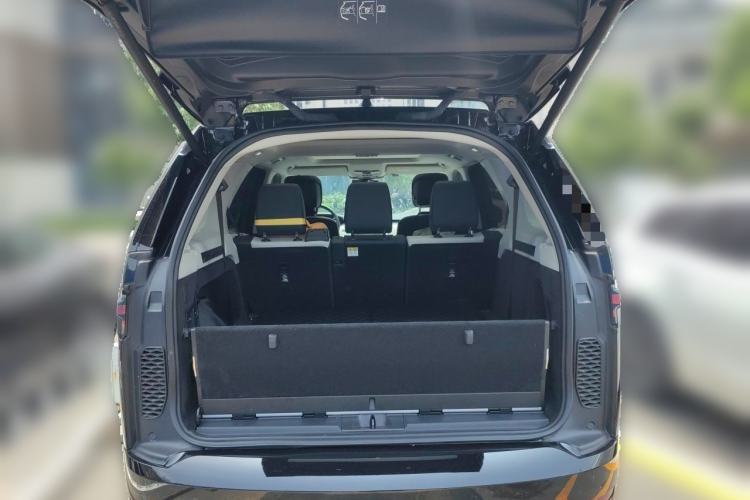 Used Land Rover Discovery 2024 360 PS Dynamic SE Trunk