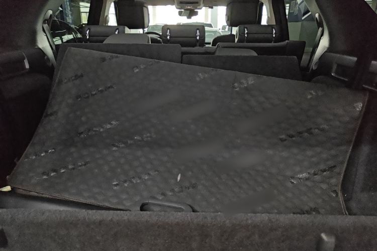Used Land Rover Discovery 2024 360 PS Dynamic SE Trunk