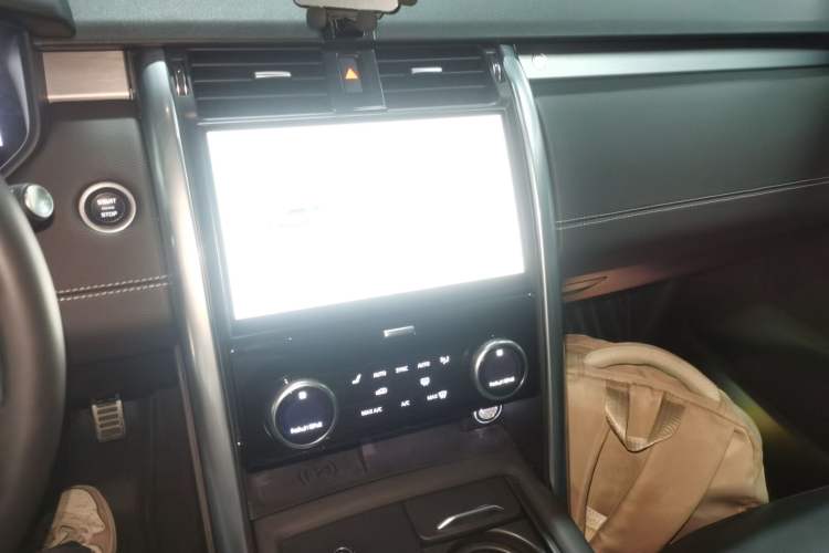 Used Land Rover Discovery 2024 360 PS Dynamic SE Audio And AC Panel