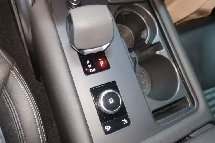 Used Land Rover Discovery 2024 360 PS Dynamic SE Gear Lever