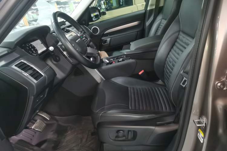 Used Land Rover Discovery 2024 360 PS Dynamic SE Left Front Seat