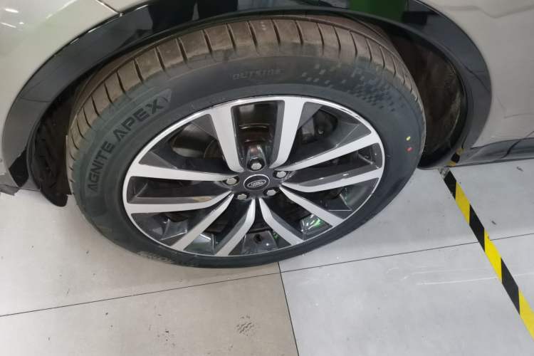 Used Land Rover Discovery 2024 360 PS Dynamic SE Left Front Wheel Hub