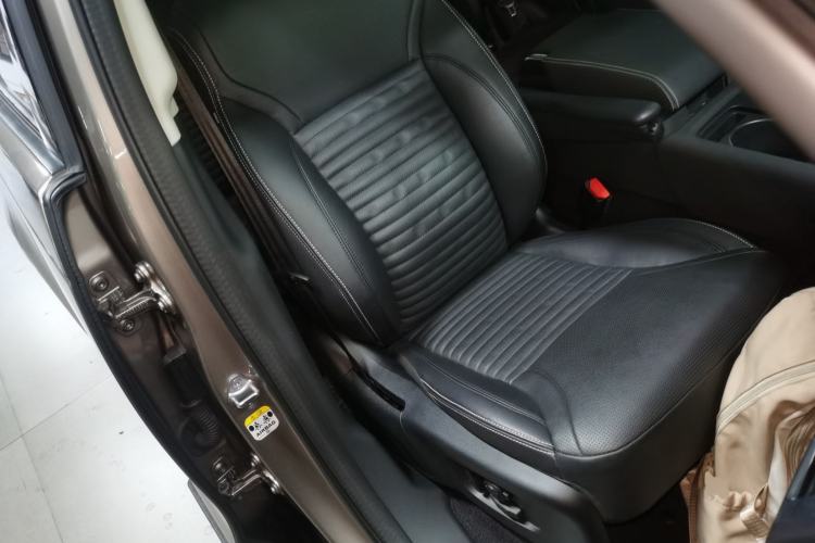 Used Land Rover Discovery 2024 360 PS Dynamic SE Right Front Seat