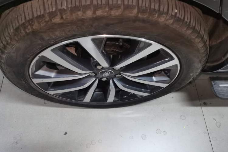 Used Land Rover Discovery 2024 360 PS Dynamic SE Right Rear Wheel Hub
