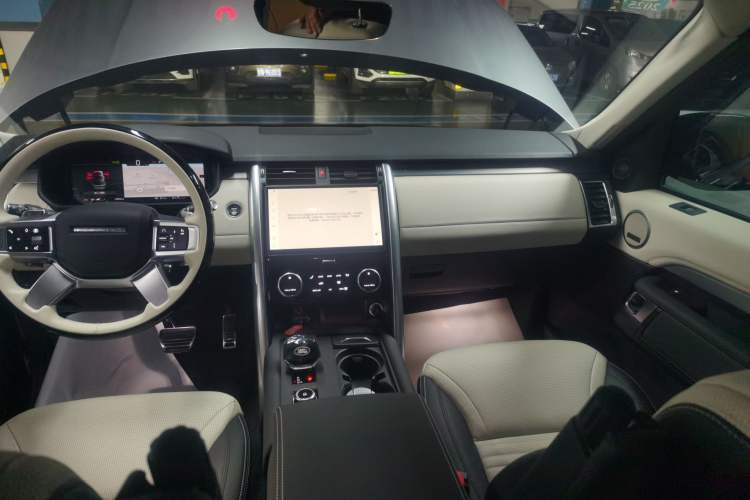 Used Land Rover Discovery 2024 360 PS Dynamic SE Audio And AC Panel