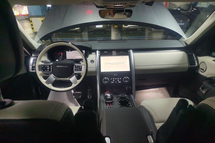 Used Land Rover Discovery 2024 360 PS Dynamic SE Center Console