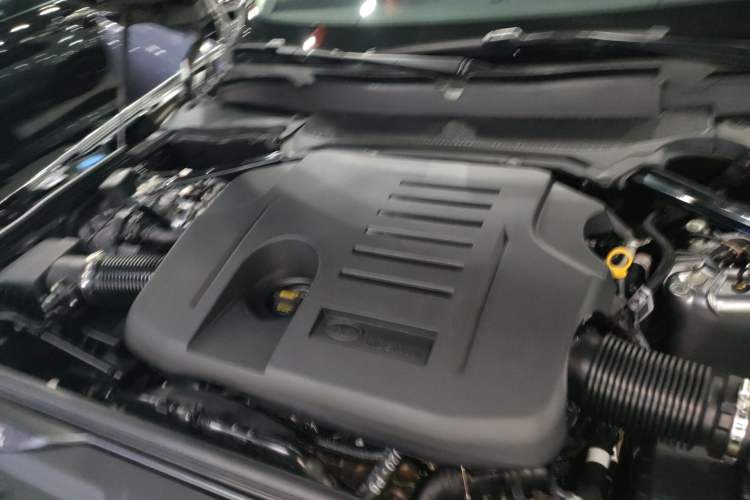 Used Land Rover Discovery 2024 360 PS S Engine Bay