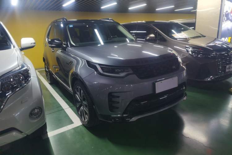 Used Land Rover Discovery 2024 360 PS Dynamic SE Front Right 45 Deg