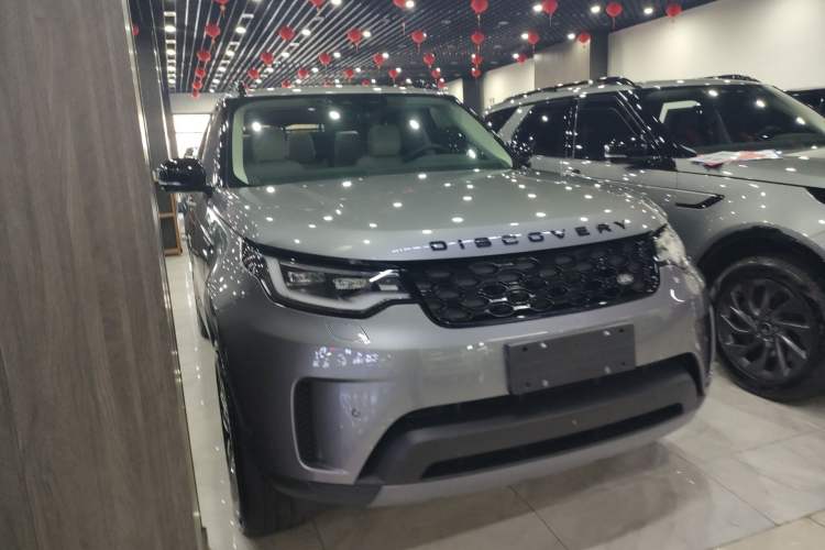 Used Land Rover Discovery 2024 360 PS S Front Right 45 Deg