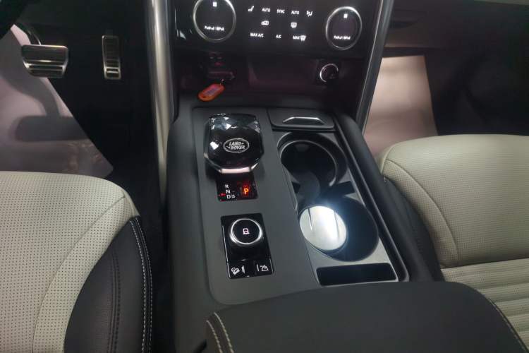 Used Land Rover Discovery 2024 360 PS Dynamic SE Gear Lever