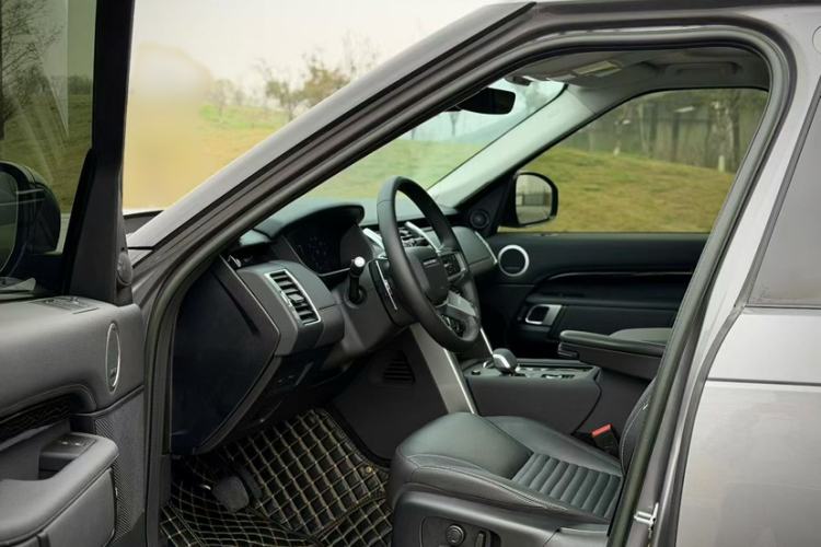 Used Land Rover Discovery 2024 360 PS S Interior 2