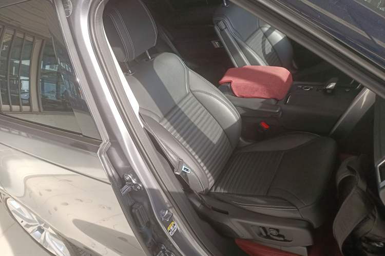 Used Land Rover Discovery 2024 360 PS S Right Front Seat