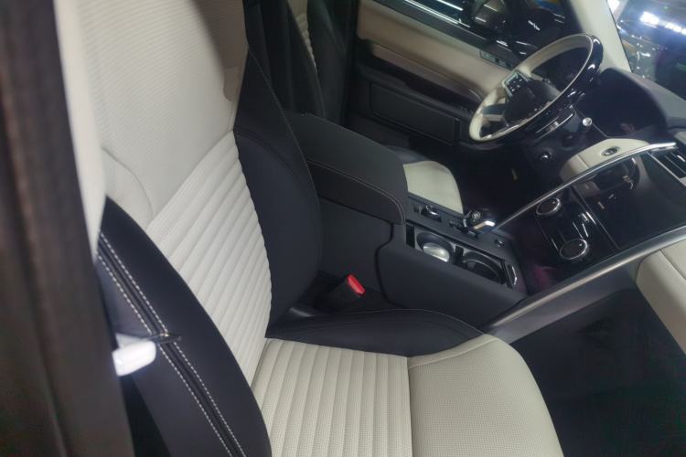 Used Land Rover Discovery 2024 360 PS Dynamic SE Right Front Seat