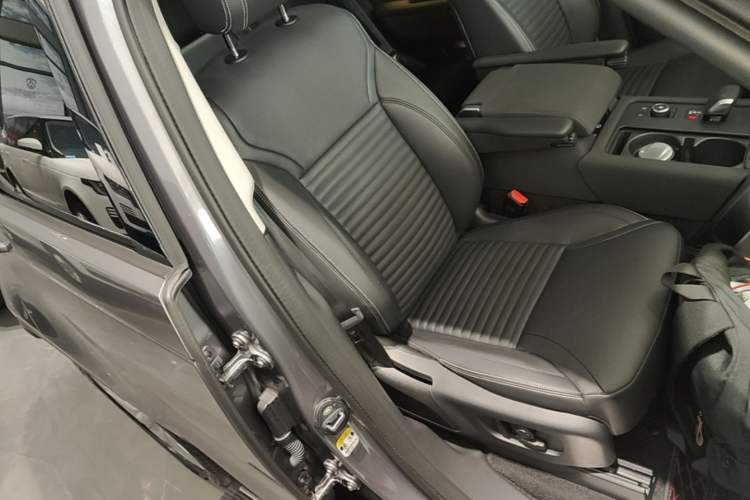Used Land Rover Discovery 2024 360 PS S Right Front Seat
