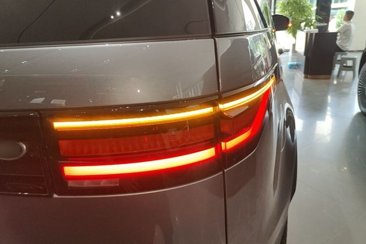 Used Land Rover Discovery 2024 360 PS S Right Rear Taillight