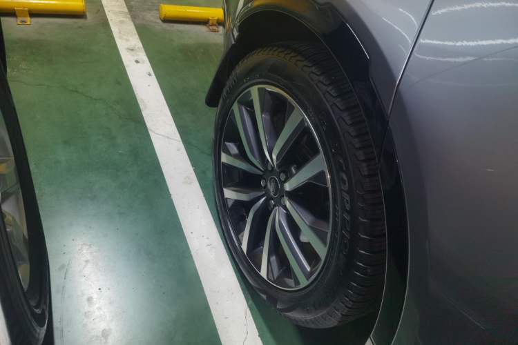 Used Land Rover Discovery 2024 360 PS Dynamic SE Right Rear Wheel Hub