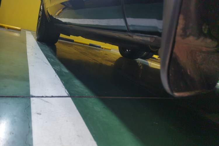 Used Land Rover Discovery 2024 360 PS Dynamic SE Right Side Sill