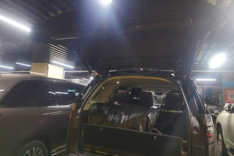 Used Land Rover Discovery 2024 360 PS Dynamic SE Trunk