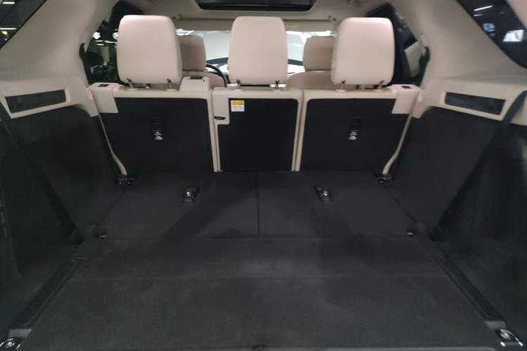 Used Land Rover Discovery 2024 360 PS S Trunk
