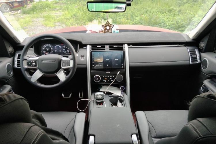 Used Land Rover Discovery 2024 360 PS S Center Console