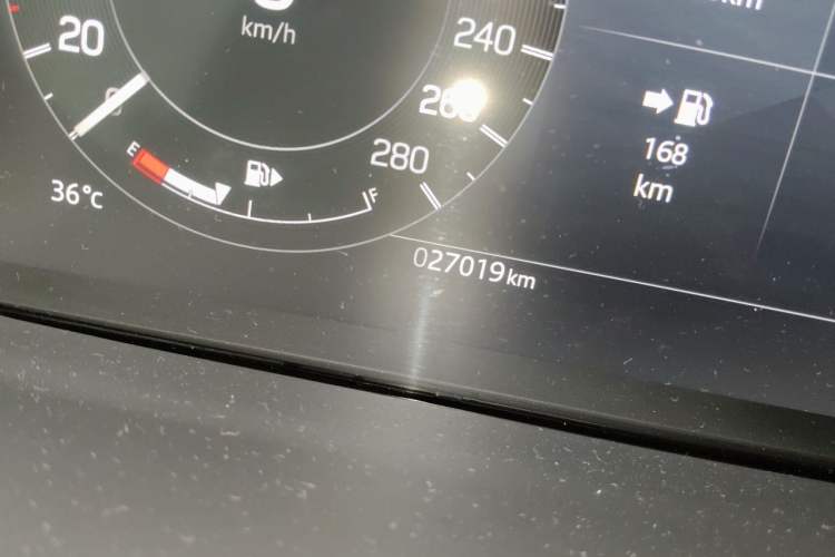 Used Land Rover Discovery 2024 360 PS S Odometer Close Up