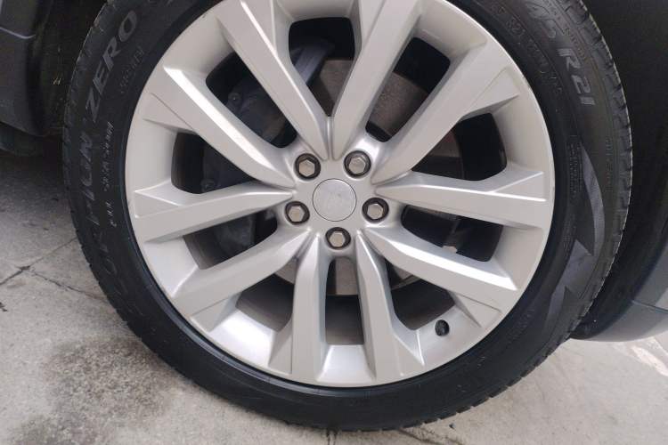 Used Land Rover Discovery 2024 360 PS S Right Front Wheel Hub