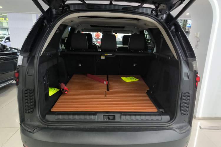 Used Land Rover Discovery 2024 360 PS S Trunk