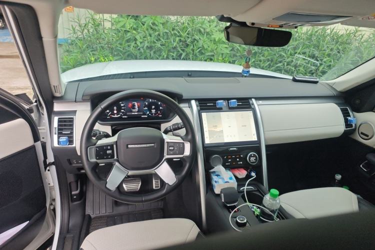 Used Land Rover Discovery 2024 360 PS Dynamic SE Center Console