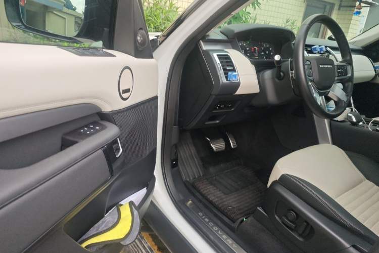 Used Land Rover Discovery 2024 360 PS Dynamic SE Driver Seat