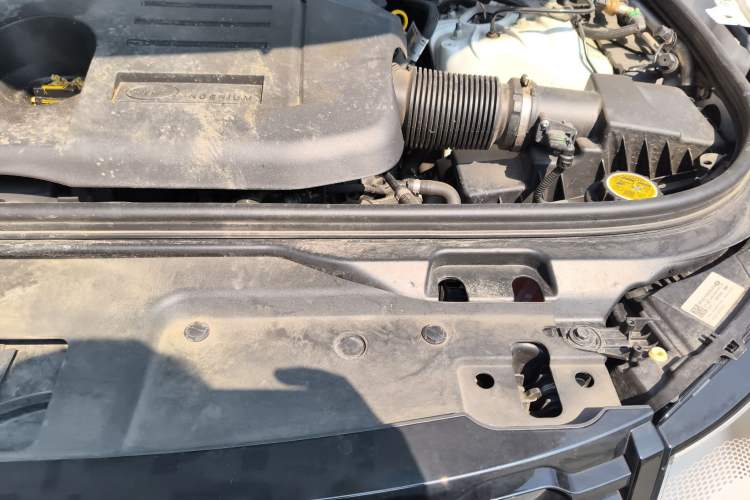 Used Land Rover Discovery 2024 360 PS Dynamic SE Engine Bay Left