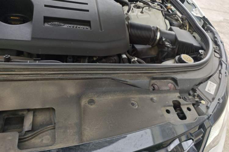 Used Land Rover Discovery 2024 360 PS Dynamic SE Engine Bay Left