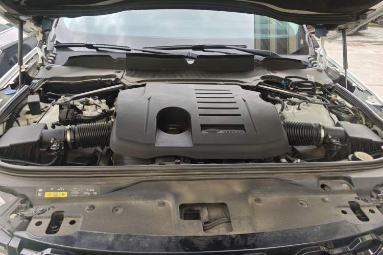 Used Land Rover Discovery 2024 360 PS Dynamic SE Engine Bay