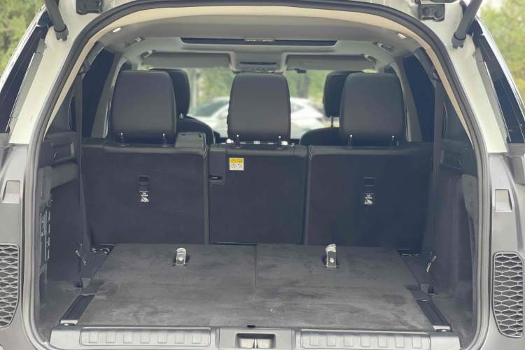 Used Land Rover Discovery 2024 360 PS S Interior 10