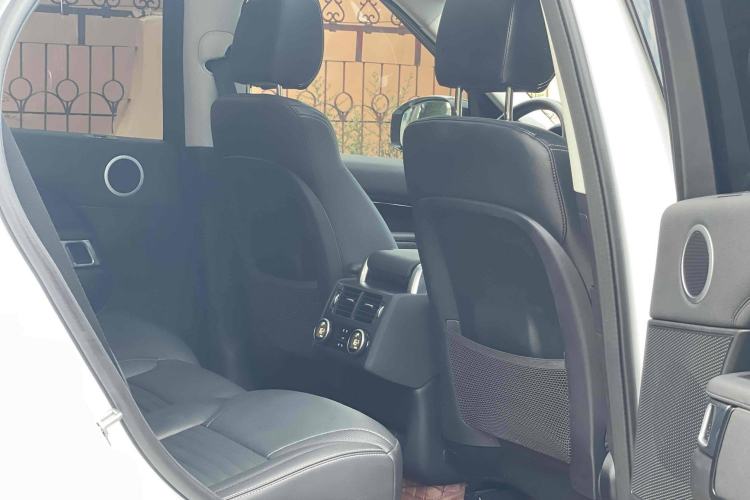 Used Land Rover Discovery 2024 360 PS S Interior 12
