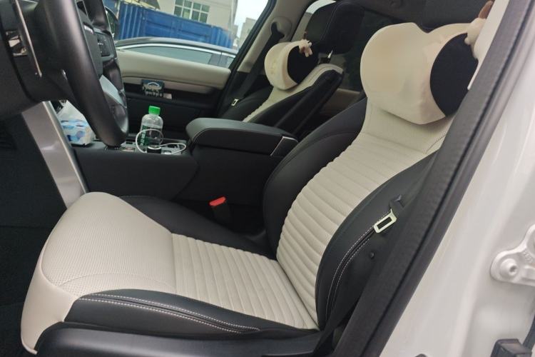 Used Land Rover Discovery 2024 360 PS Dynamic SE Left Front Seat