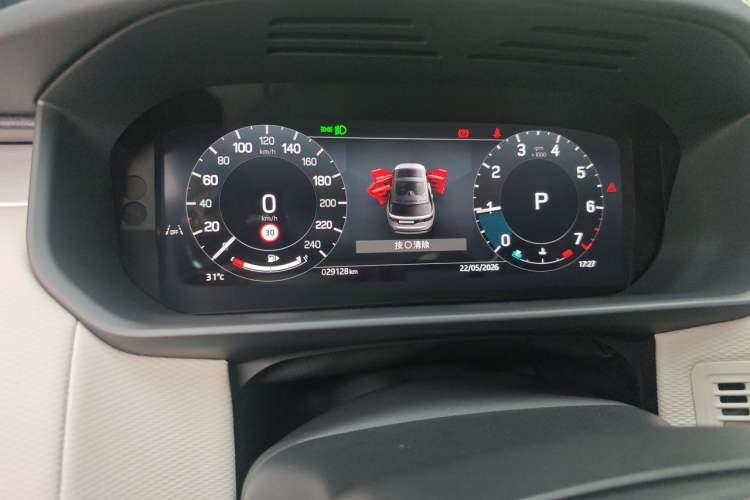 Used Land Rover Discovery 2024 360 PS Dynamic SE Odometer Close Up