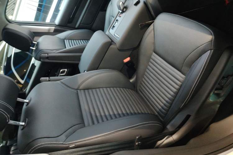 Used Land Rover Discovery 2024 360 PS S Right Front Seat