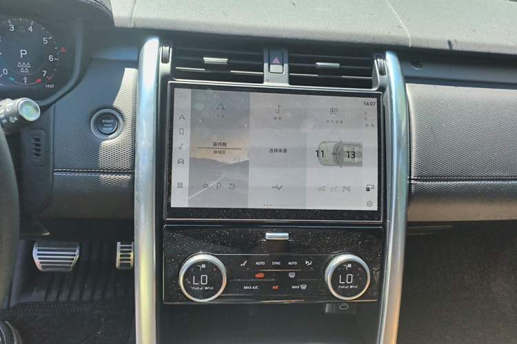 Used Land Rover Discovery 2025 360 PS Dynamic HSE Audio And AC Panel