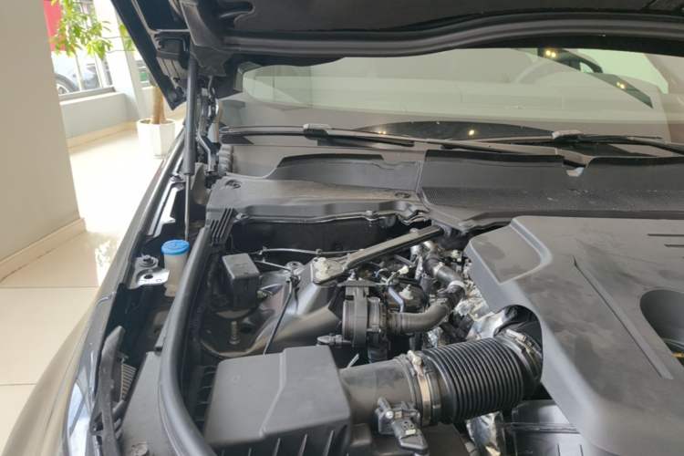 Used Land Rover Discovery 2025 360 PS S Engine Bay Right