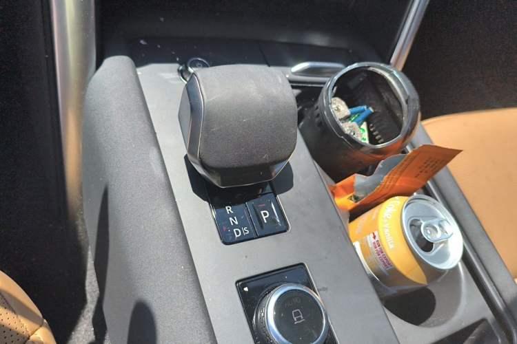 Used Land Rover Discovery 2025 360 PS Dynamic HSE Gear Lever
